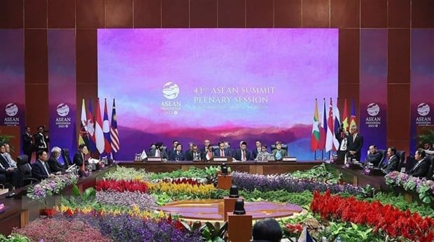 In seiner Rede auf der Plenarsitzung des 43. ASEAN-Gipfels kündigte Premierminister Pham Minh Chinh an, dass Vietnam Gastgeber des ASEAN Future Forums für schnelle, nachhaltige und menschenzentrierte Entwicklung sein wird. Foto: VNA