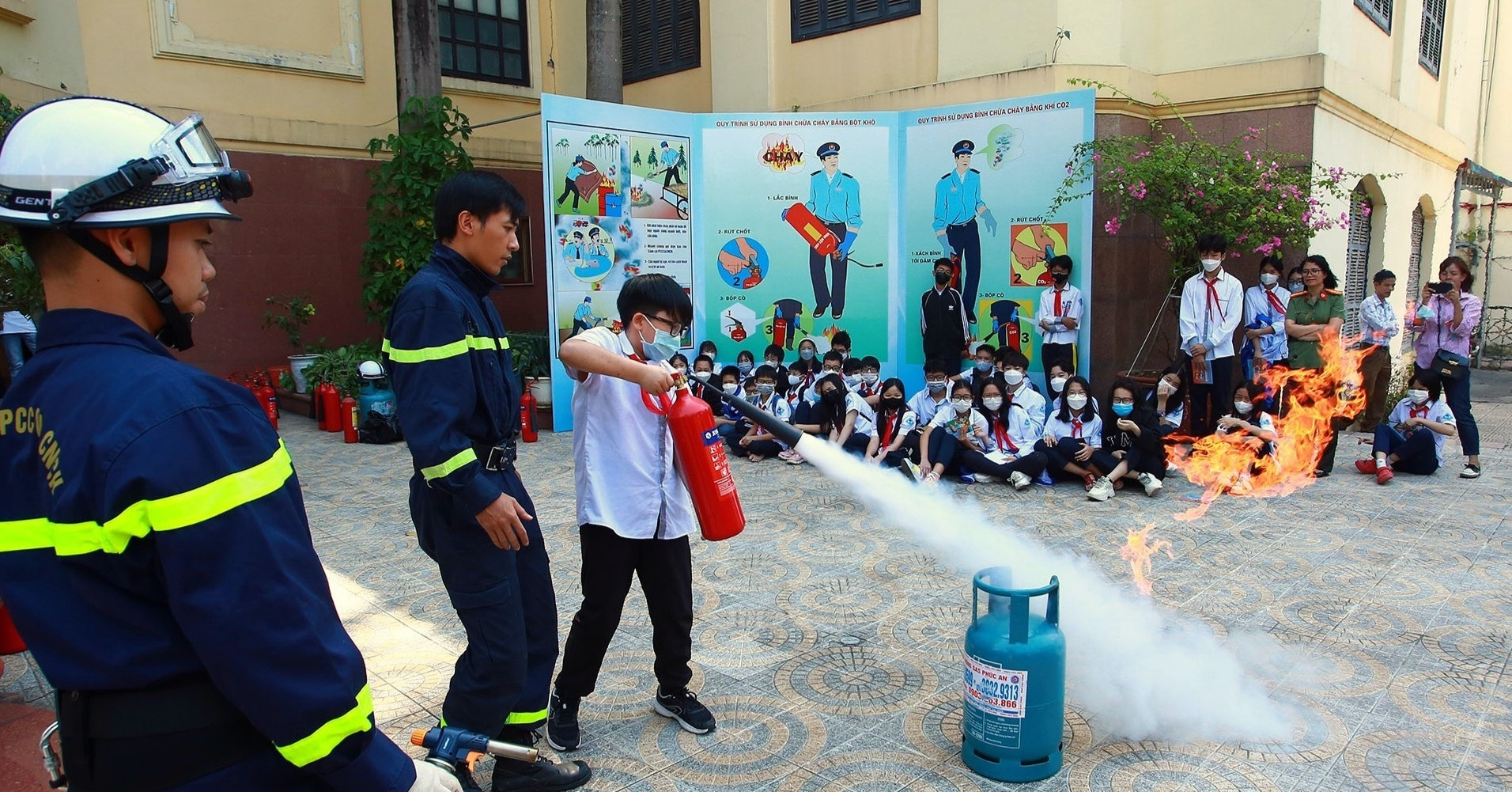 'Kỹ năng vàng' giúp thoát nạn khi cháy chung cư, nhà cao tầng