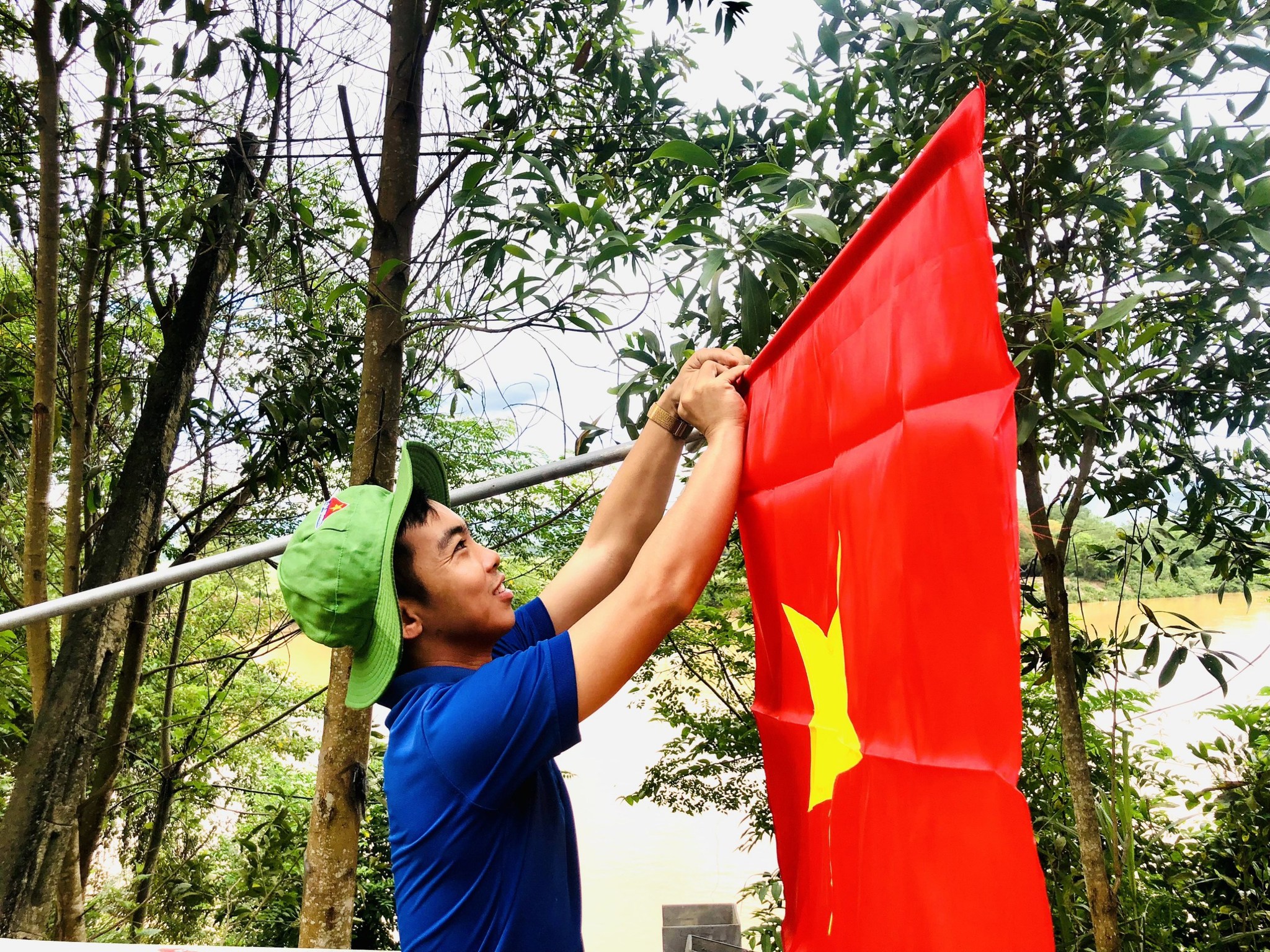 Evénement - Nghe An : Lever du drapeau sur le pic Len Vu à l'occasion de la Fête Nationale le 2 septembre (Photo 5).