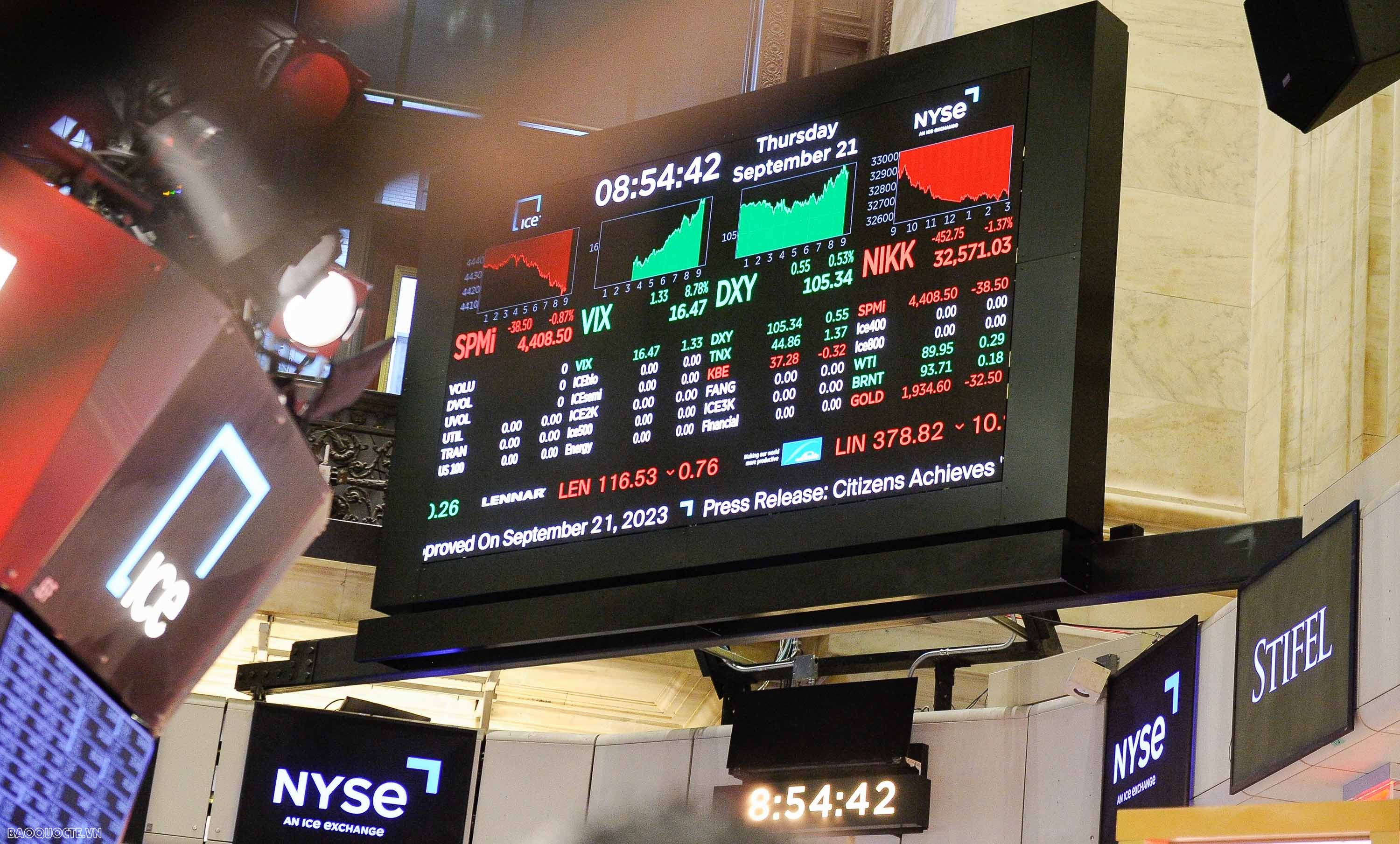 ファム・ミン・チン首相がニューヨーク最大の証券取引所で取引開始のベルを鳴らした。