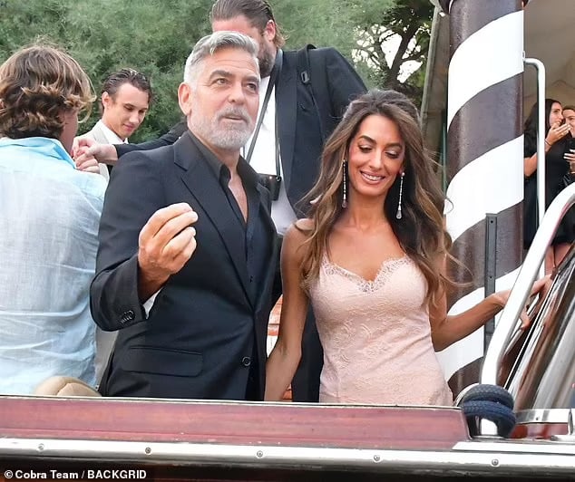 Tài tử George Clooney bám vợ không rời tại Venice - Ảnh 11.