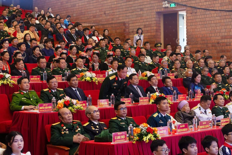 La ciudad de Ha Long celebra el 80 aniversario de la fundación del Ejército Popular de Vietnam y el 35 aniversario del Día de la Defensa Nacional. Foto 3