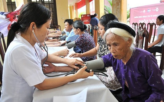 Việc cung cấp các dịch vụ y tế, chăm sóc người cao tuổi ở nước ta còn nhiều hạn chế