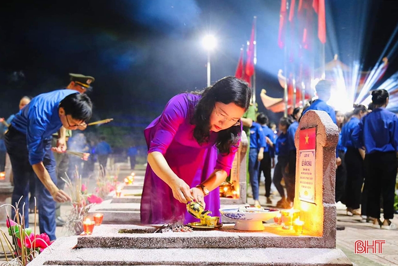 Les jeunes de Ha Tinh allument des bougies pour rendre hommage aux martyrs héroïques