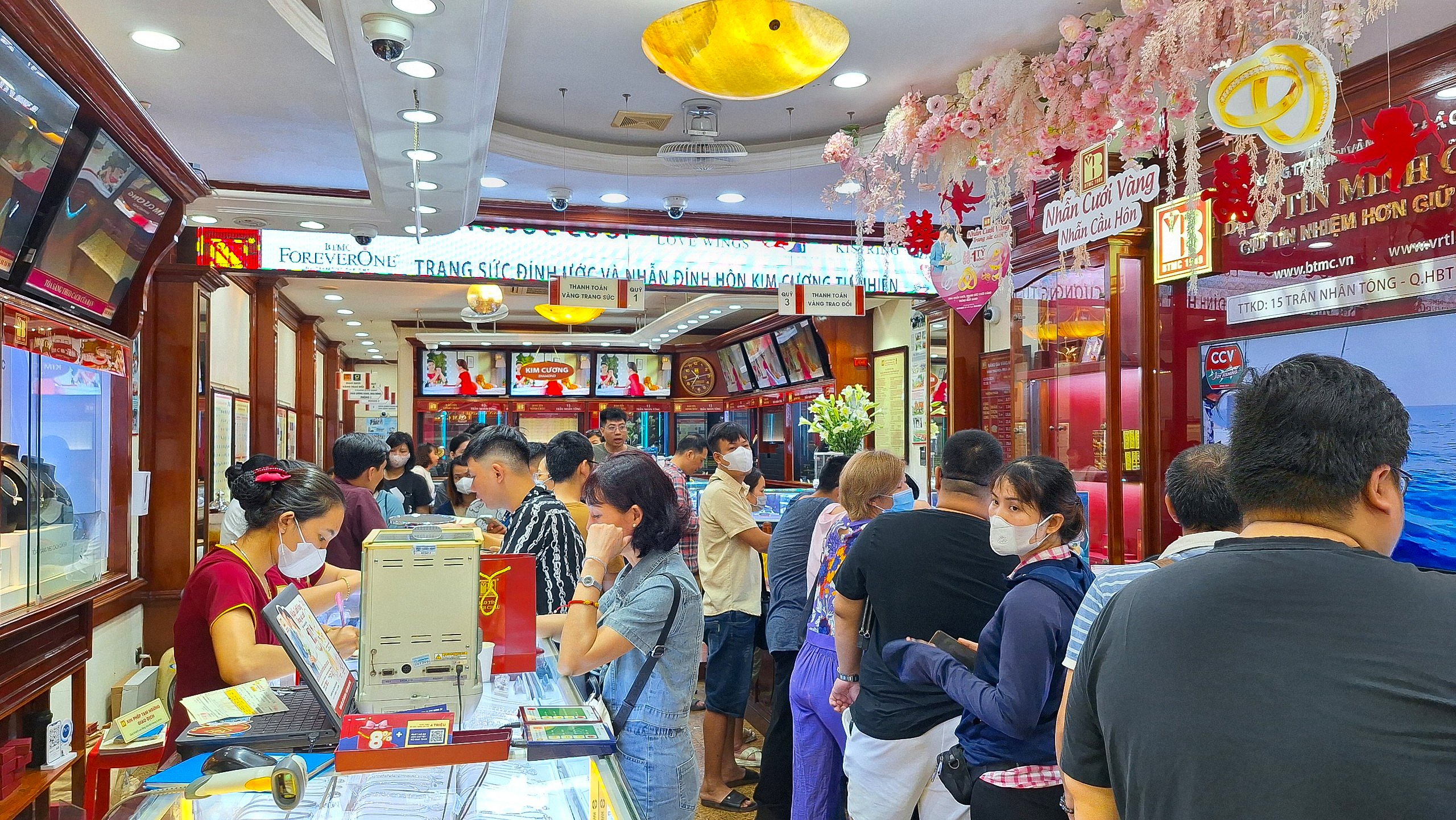 Les clients ont fait la queue pendant des heures pour attendre des transactions.