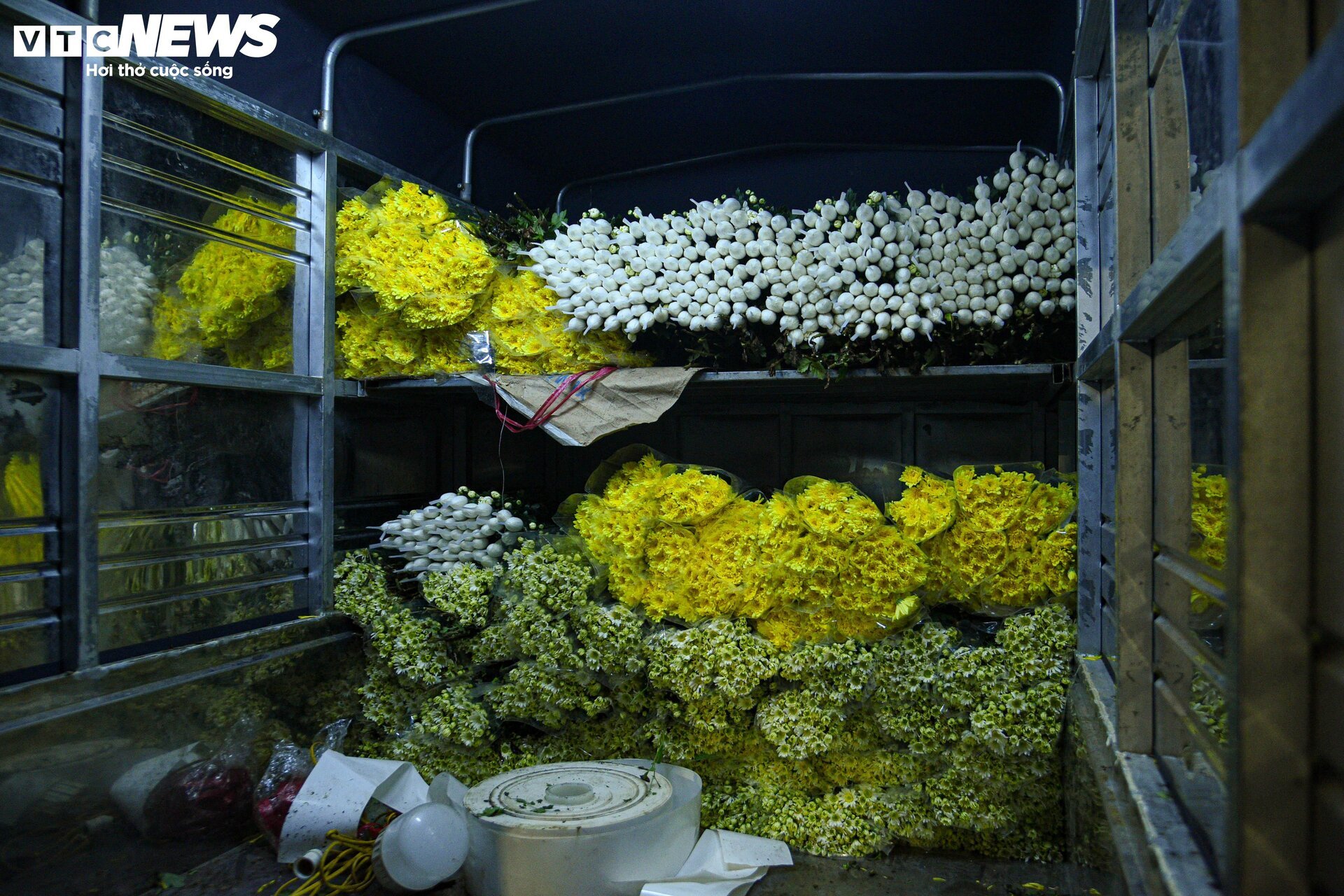 Lighting the lamp all night, forcing flowers to 'stay awake' to welcome Tet - 12