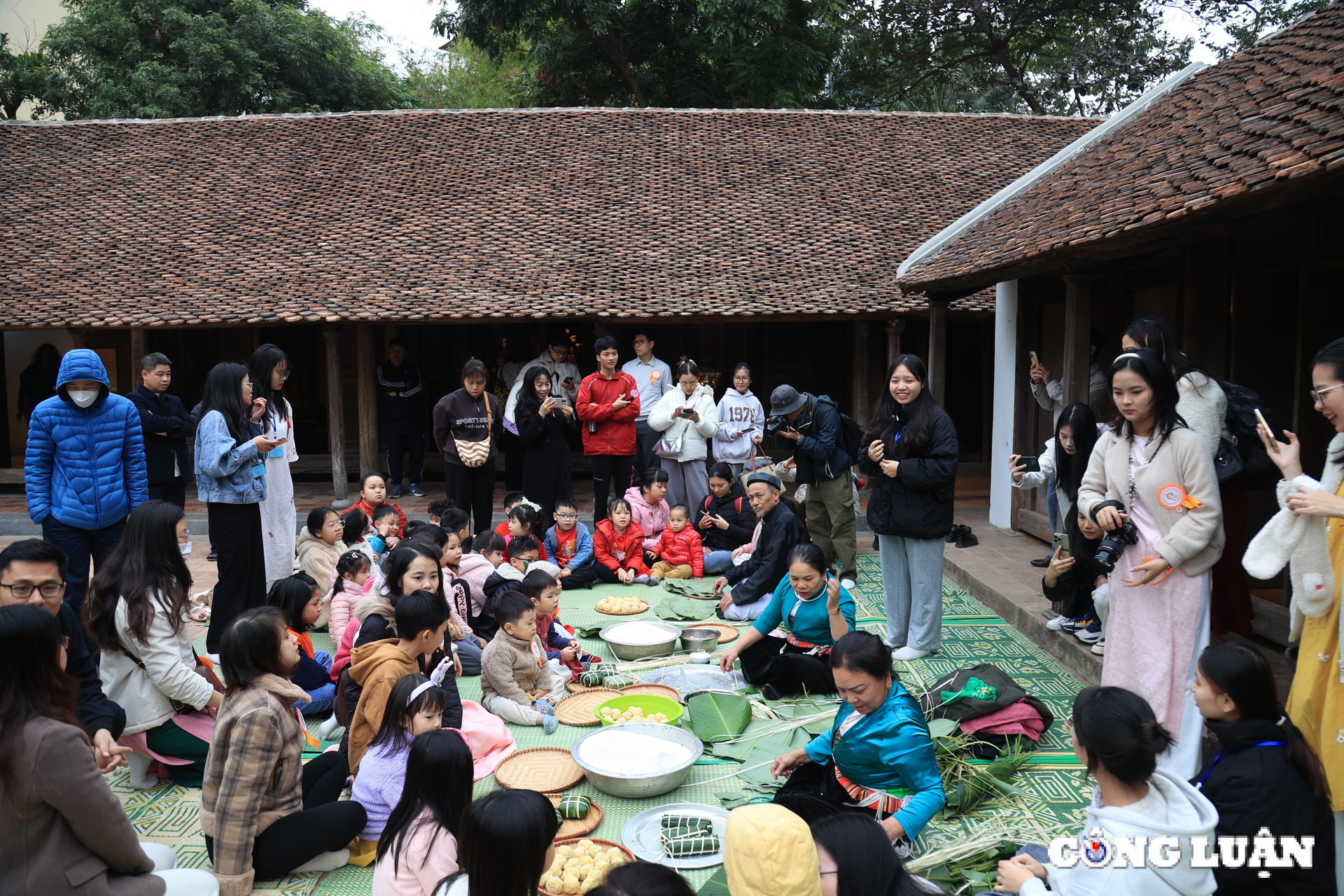 How do people decorate their houses for Tet holiday 2025? Picture 6