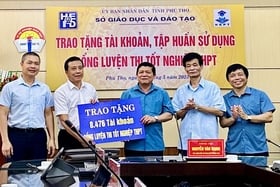 Trao tặng tài khoản, tập huấn sử dụng cổng luyện thi tốt nghiệp THPT