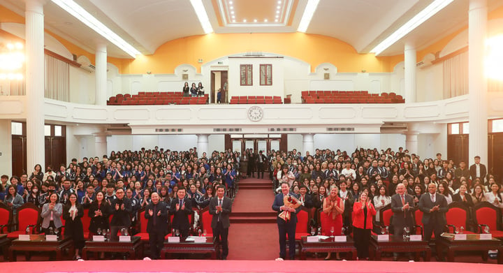 El embajador de Estados Unidos en Vietnam, Marc Knapper, durante un intercambio con estudiantes de la Universidad Nacional de Hanoi.