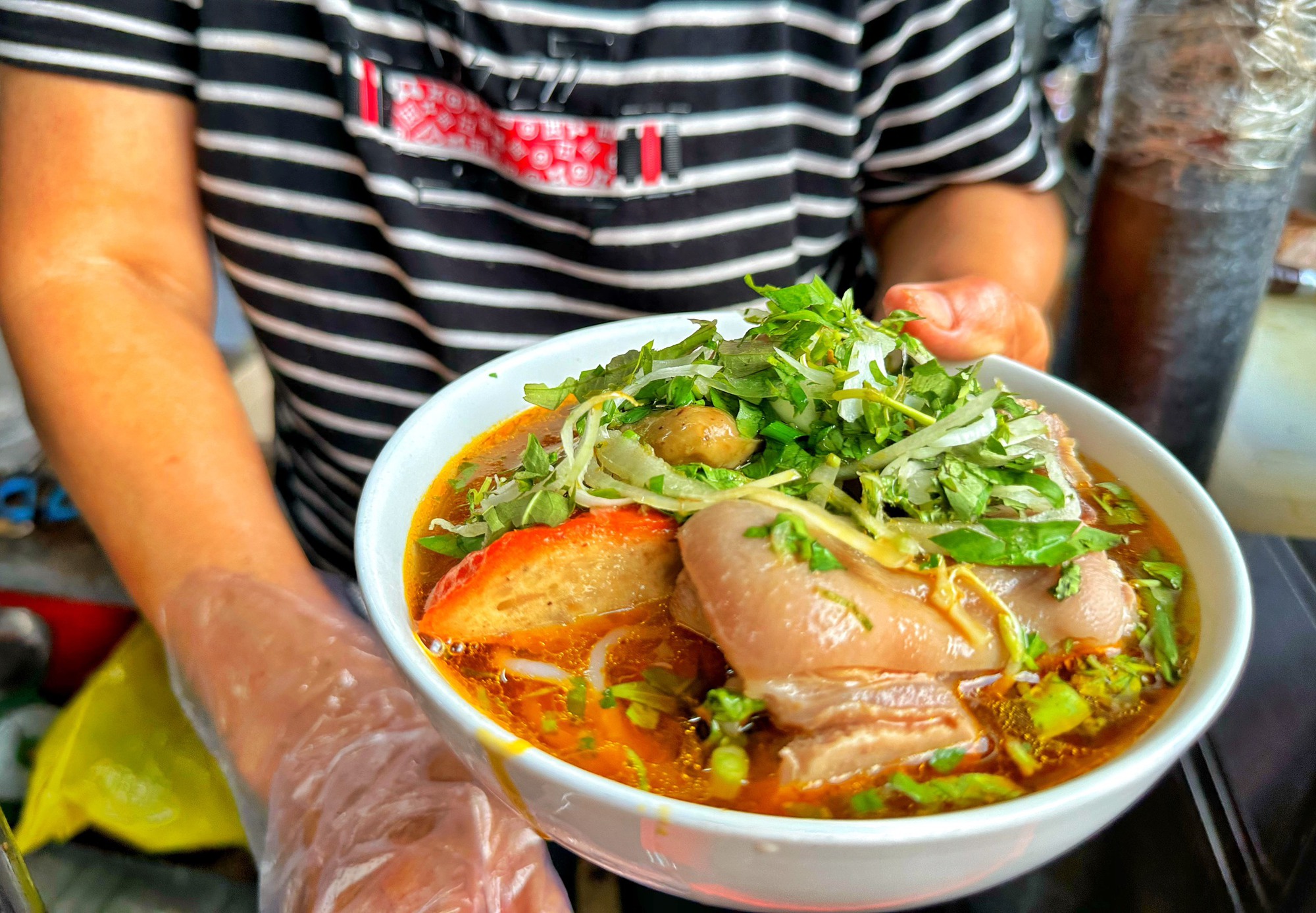 Quán bún bò dồi chiên độc lạ TP.HCM: Dời mặt bằng 7 lần, ‘càng dời càng phất’ - Ảnh 8.