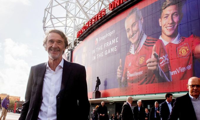 Tỷ phú Jim Ratcliffe bên ngoài sân Old Trafford, thành phố Manchester, Anh ngày 17/3/2023. Ảnh: SkySports