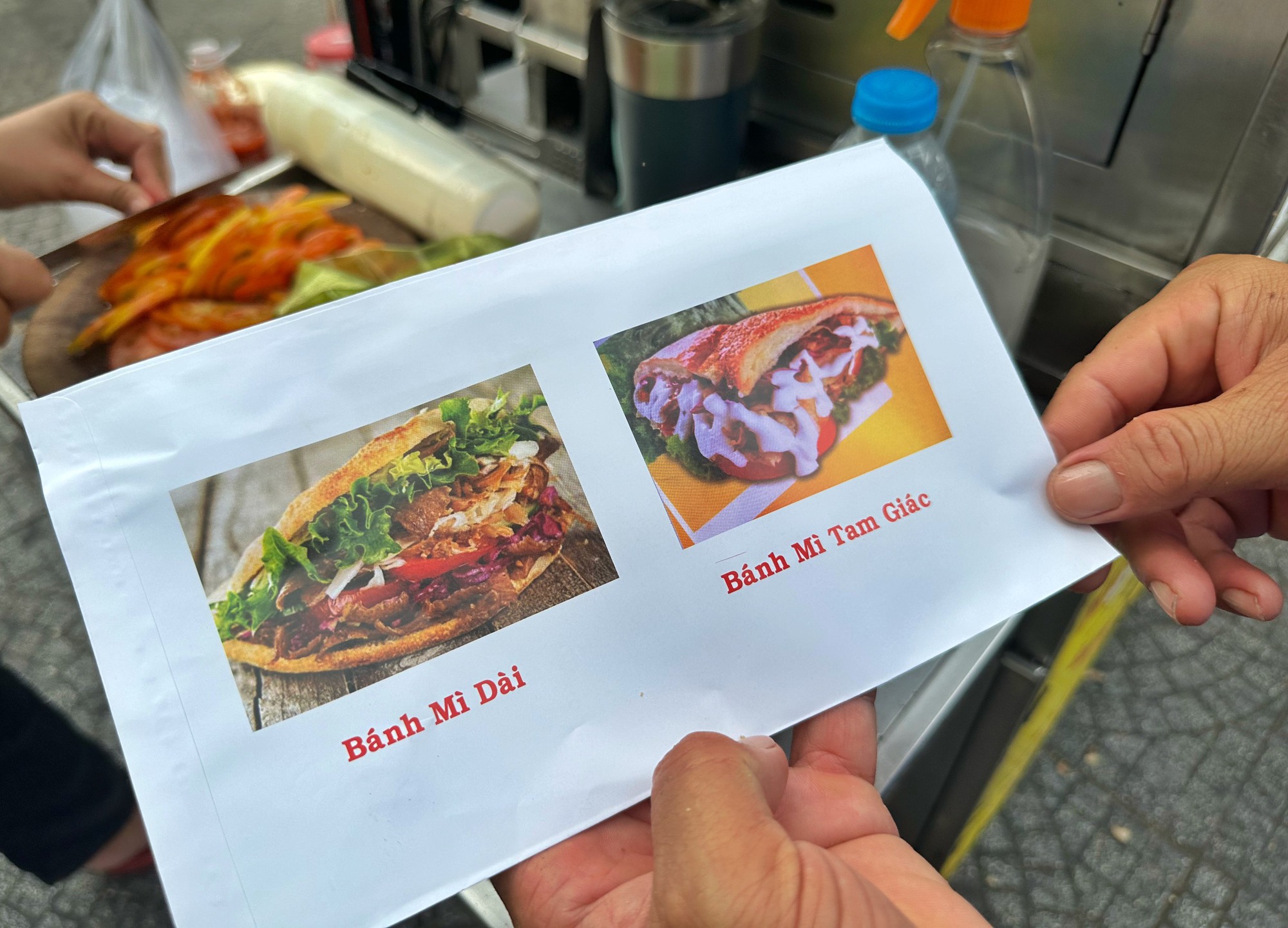 Bánh mì Thổ Nhĩ Kỳ… ‘rất Việt Nam’ ở TP.HCM: Hấp dẫn với muôn vàn biến tấu - Ảnh 5.