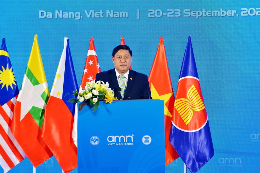 Ph&oacute; Tổng thư k&yacute; ASEAN Ekkaphab Phanthavong ph&aacute;t biểu tại&nbsp;Hội nghị Bộ trưởng Th&ocirc;ng tin ASEAN (AMRI-16). Ảnh Ng&ocirc; Anh Văn