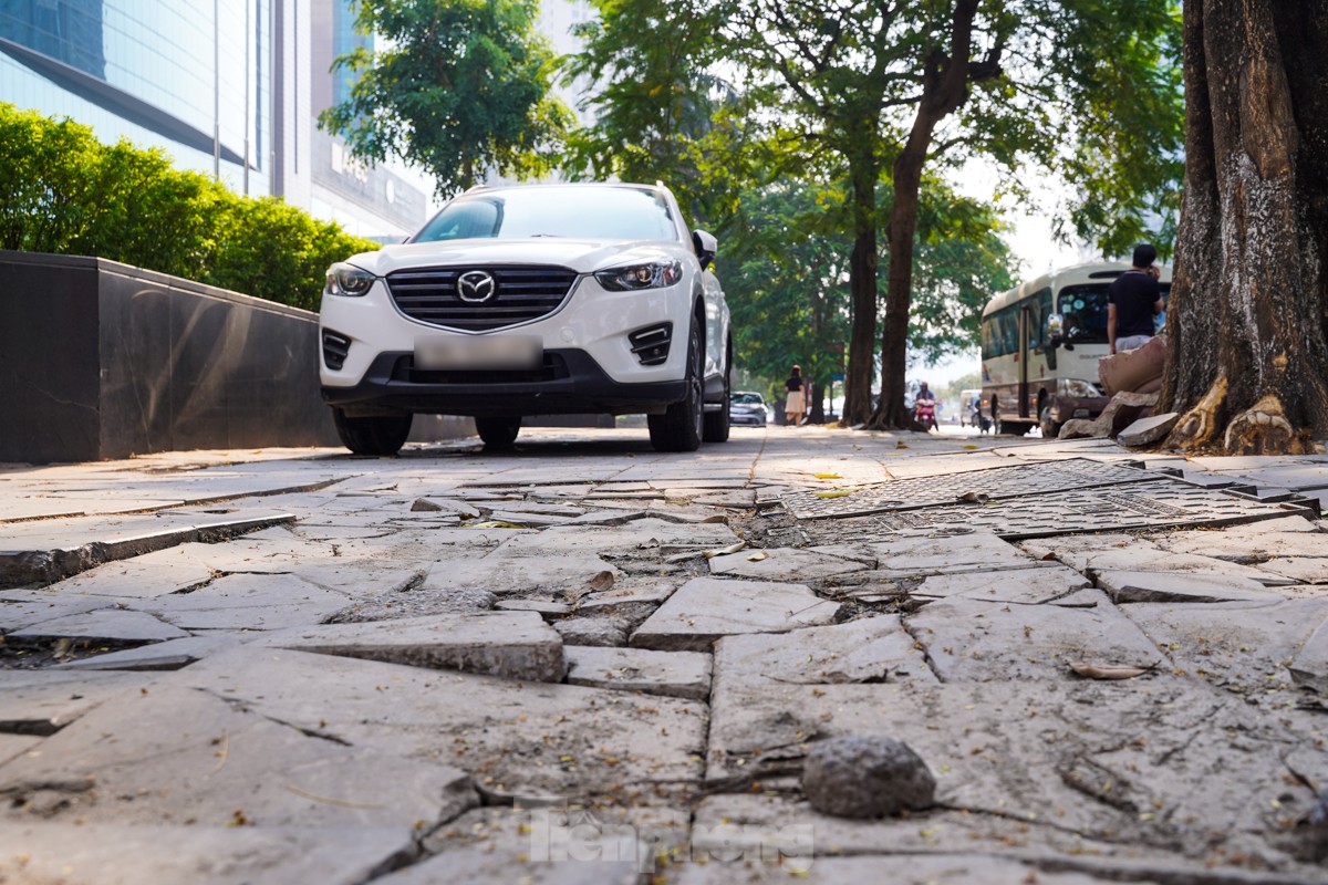 Many sidewalks in the center of the capital are 'ruined' and degraded photo 10