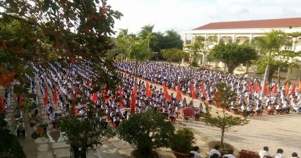 Ghép hướng nghiệp trong tiết chào cờ, hiệu trưởng nhận 90 triệu đồng phụ cấp đứng lớp