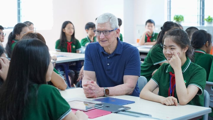 Students of Hanoi Star Primary and Secondary School confidently talk with Apple CEO.