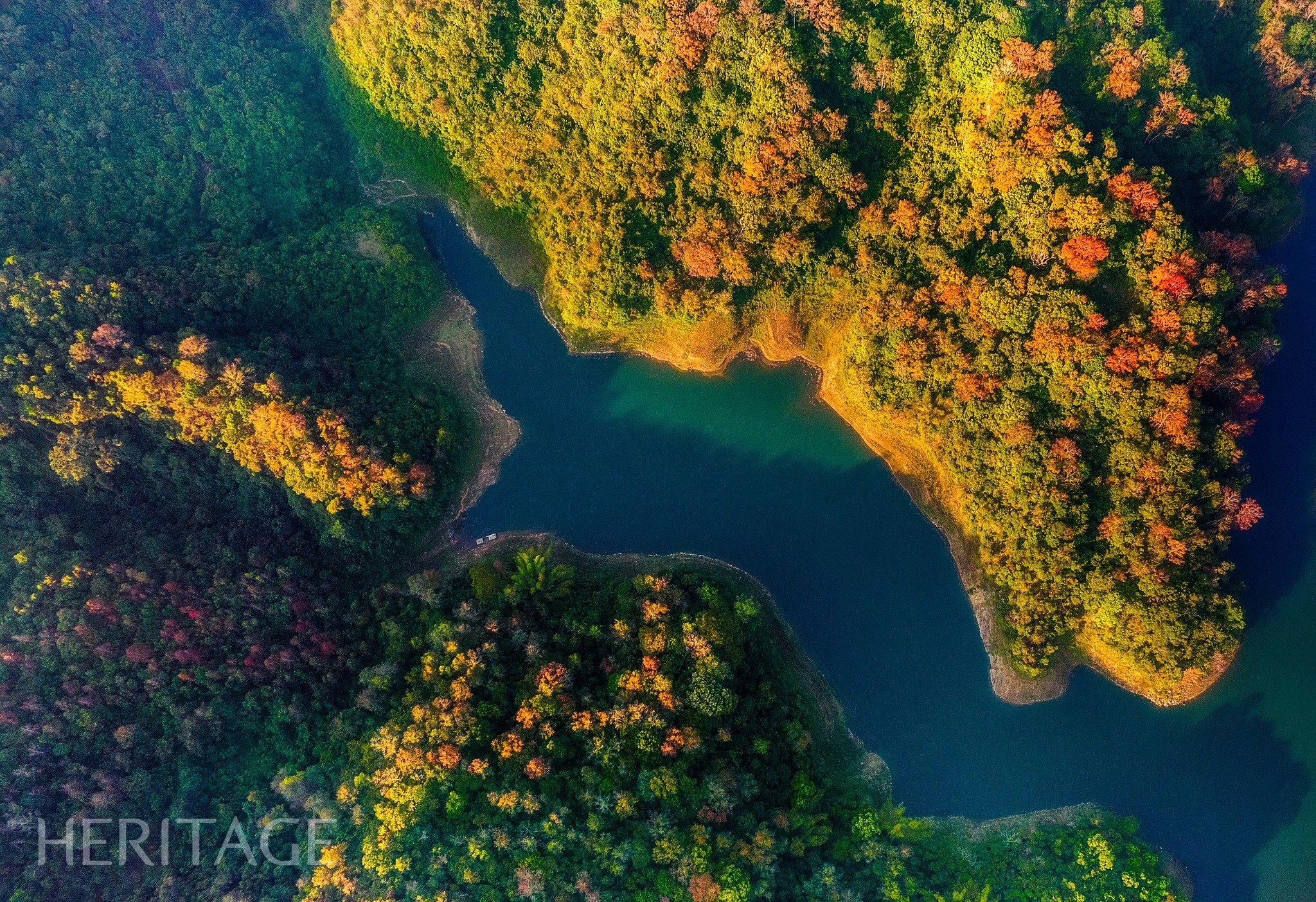 紅葉シーズンのバンベト湖