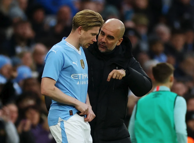 Guardiola dặn dò Kevin De Bruyne khi tung tiền vệ này vào sân ở trận gặp Huddersfield Town hôm 7/1. Ảnh: Reuters