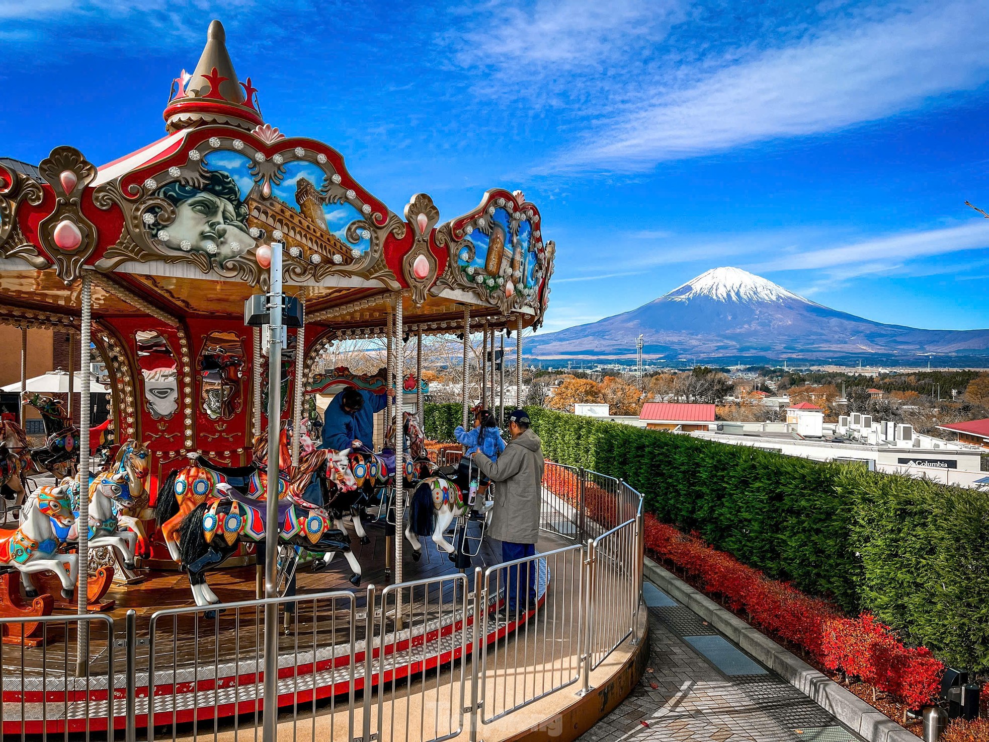 富士山麓の白鳥の湖の景色を鑑賞する写真8