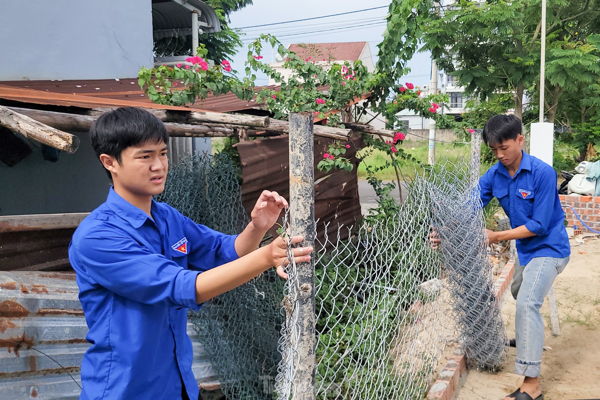 'Áo xanh' đội nắng giúp hộ khó khăn sửa chữa, xây mới nhà cửa ảnh 1