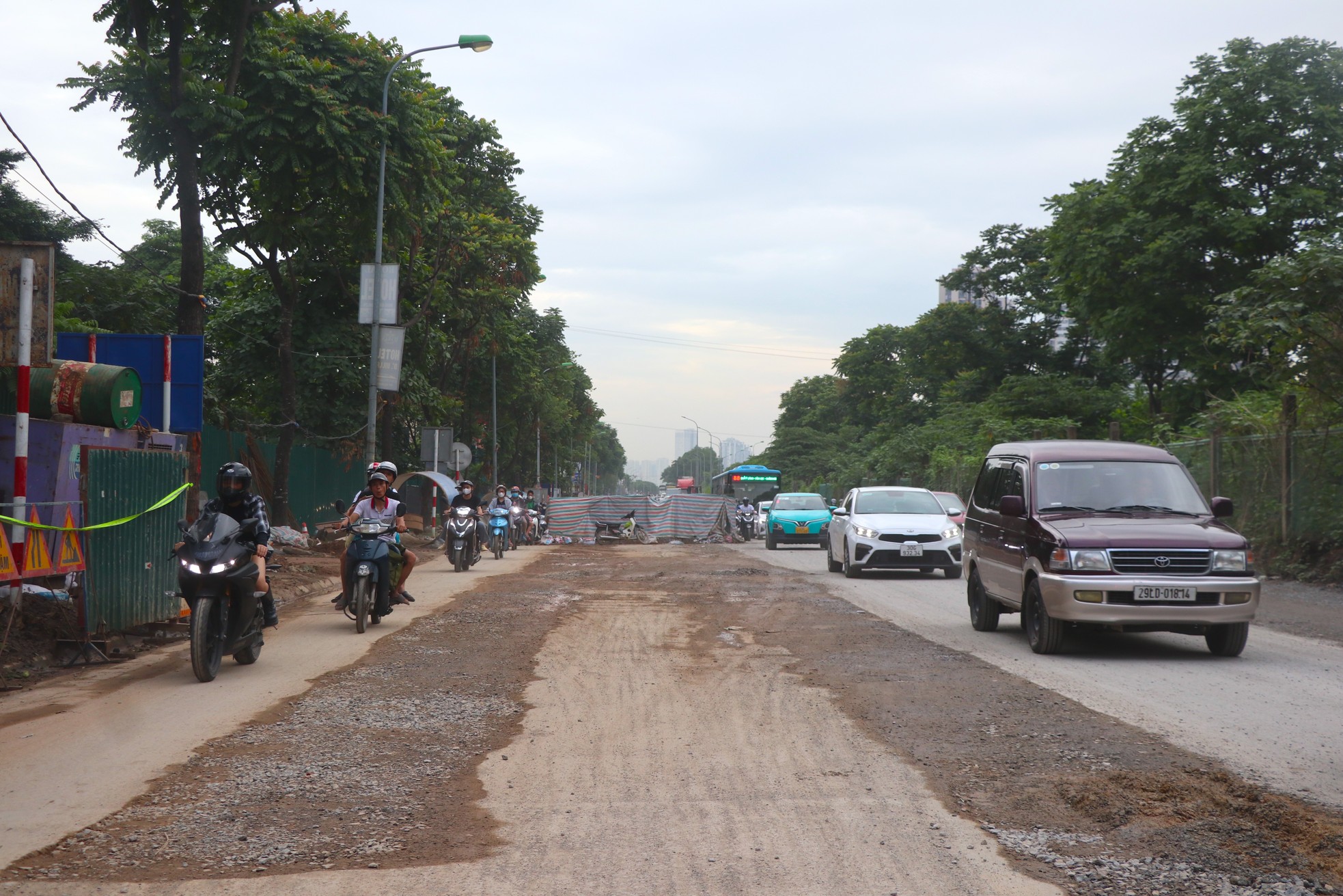 Construction bunkers cause insecurity and traffic jams on Thang Long Avenue photo 8