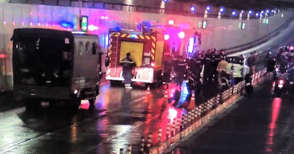 Une voiture prend soudainement feu dans le tunnel de la rivière Saigon