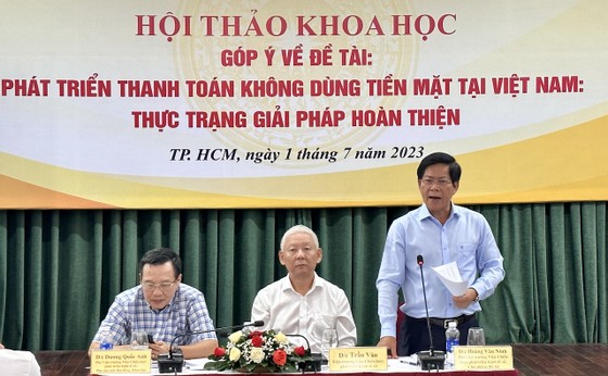 លោកបណ្ឌិត Hoang Van Ninh នាយករង IDS បានរាយការណ៍អំពីប្រធានបទនៅក្នុងសិក្ខាសាលានេះ។