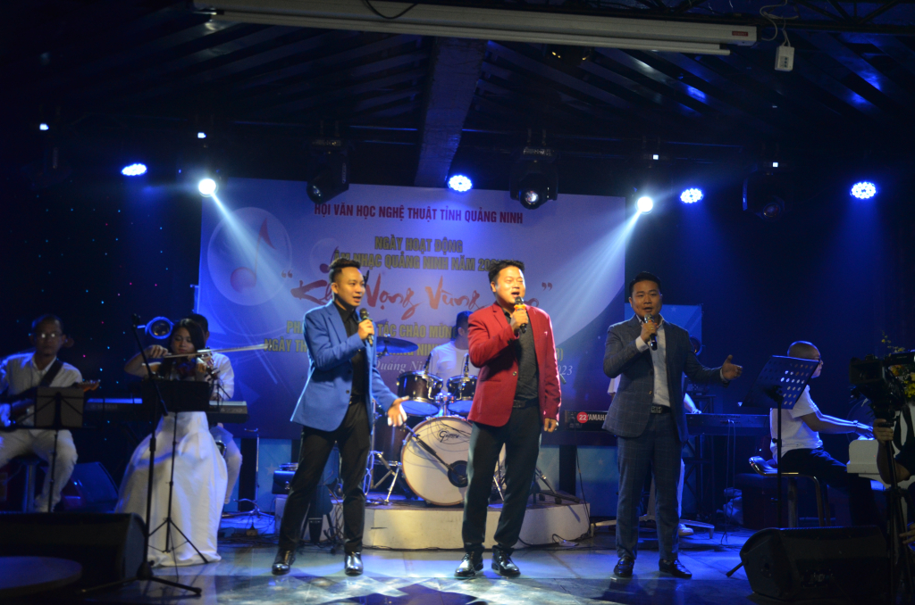 Das Trio Duc Luong, Duc Bac und Huy Tran singen das Lied