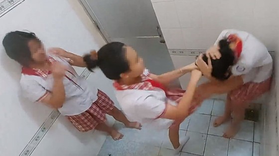 Học sinh đánh nhau tại Trường THCS Hoàng Hoa Thám. Ảnh cắt ra từ clip ảnh 1