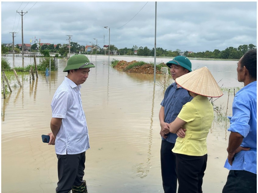 Đồng chí Lâm Thị Hương Thành kiểm tra tình hình phòng chống lụt bão tại huyện Hiệp Hòa