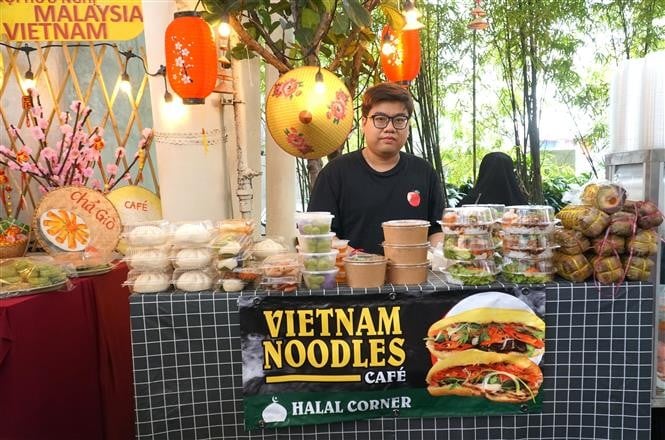 Gian hàng bán phở theo tiêu chuẩn Halal của kiều bào tại Lễ hội Tết Việt 2024. Ảnh: Hằng Linh - PV TTXVN tại Malaysia