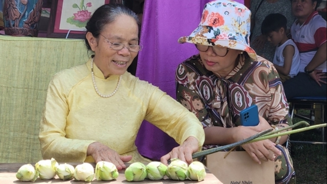 Hai thế hệ nghệ nhân Hà Nội quảng bá du lịch làng nghề