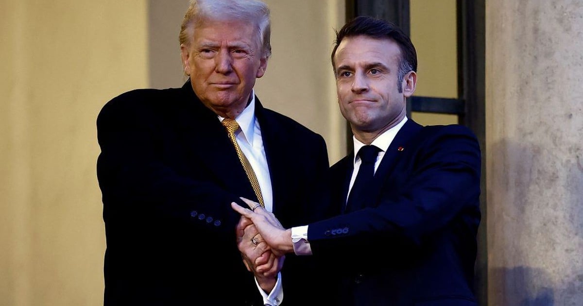 El 'concurso' de apretones de manos entre Trump y Macron