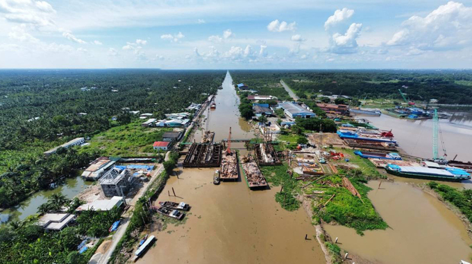 Der Bau eines Schleusentors zur Verhinderung des Eindringens von Salzwasser in den Nguyen-Tan-Thanh-Kanal ist im Gange. Foto: Hoang Nam