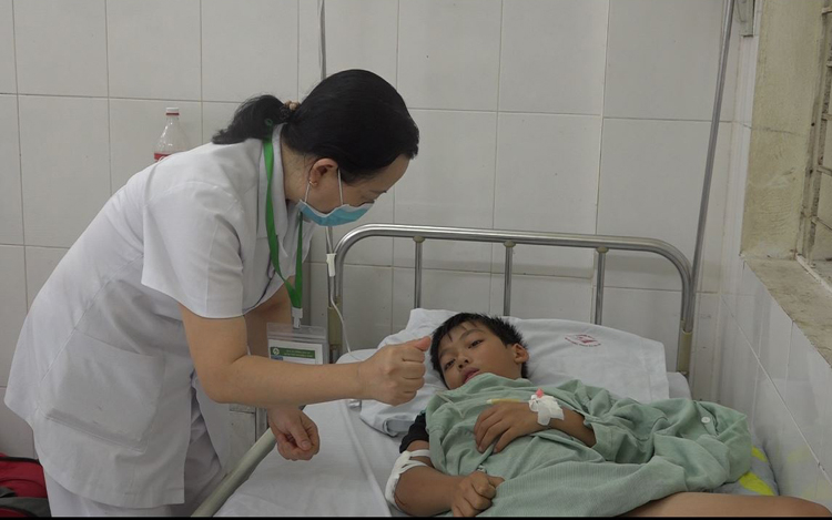 La police de Lao Cai a prévenu que de nombreux enfants avaient été blessés et avaient dû être hospitalisés pour être soignés. Image 1