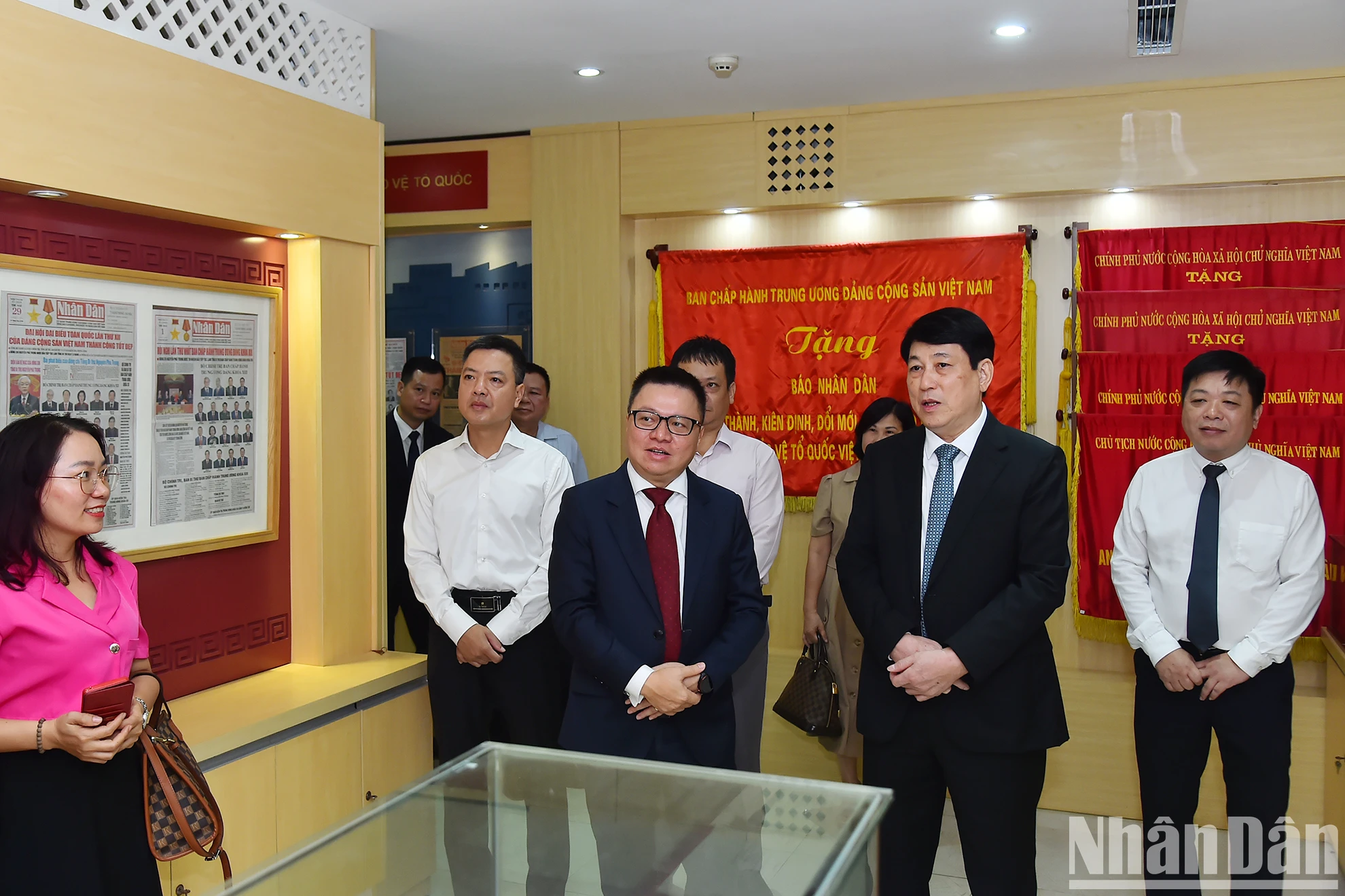 [Foto] El miembro permanente de la Secretaría, Luong Cuong, asiste a la ceremonia de apertura de la página de información especial y la exposición fotográfica sobre el Secretario General Nguyen Phu Trong (foto 10)