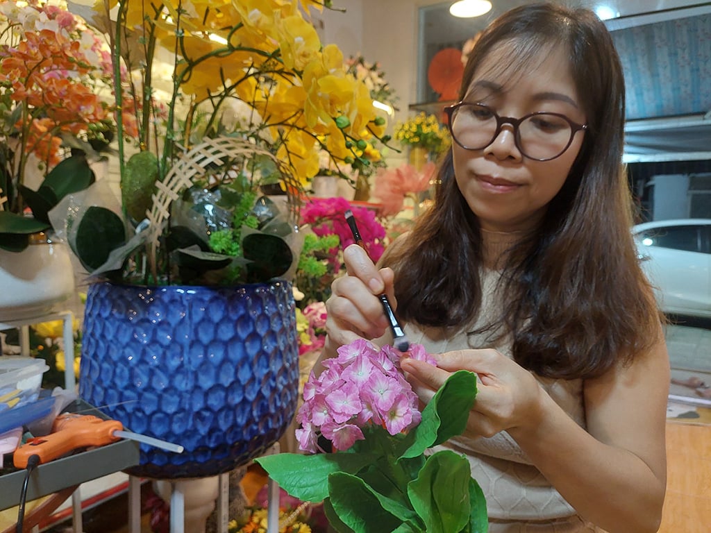 Những ngón nghề độc, lạ: Làm cho đất sét nở hoa- Ảnh 1.