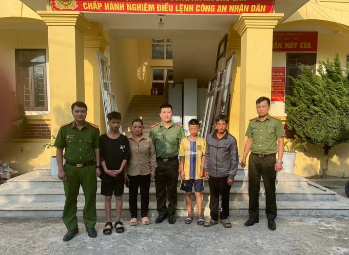 Dos agentes de policía del distrito de Mai Chau (centro y extremo derecho) entregan a Lu A Sung (camiseta negra) y Ly A Chu (camiseta amarilla) a sus familias en la aldea Den Thang B, comuna de Dao San, distrito de Phong Tho, provincia de Lai Chau, en la tarde del 21 de abril. Foto: Policía del distrito de Mai Chau