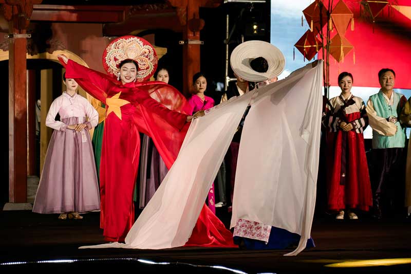 フエのステージで韓国の韓服を着たフエ・アオザイ。写真：ファン・タン・ハイ