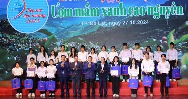 90 tân sinh viên khó khăn tại Tây Nguyên được trao học bổng "tiếp sức đến trường"