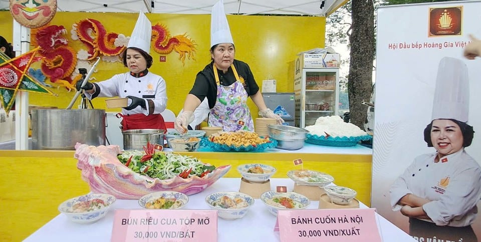 Gian hàng của Hội Đầu bếp Hoàng gia Việt Nam  giới thiệu quảng bá ẩm thực Hà thành tại lễ hội. Ảnh: Hoài Nam