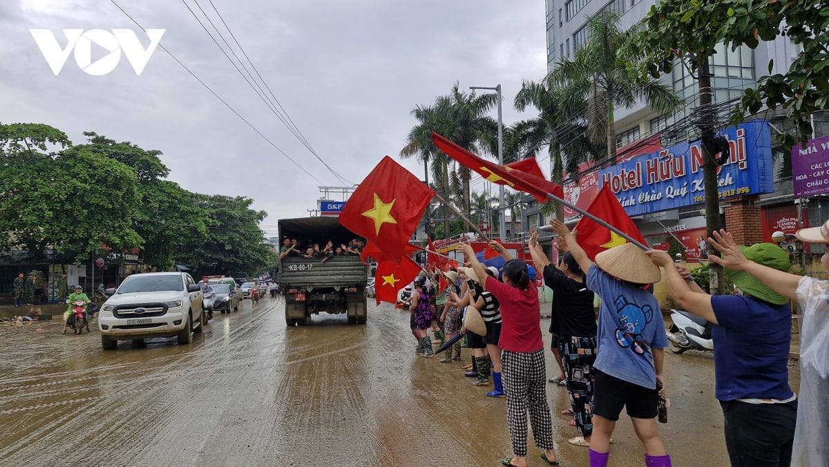 nguoi dan vung lu yen bai bin rin chia tay bo doi hinh anh 11