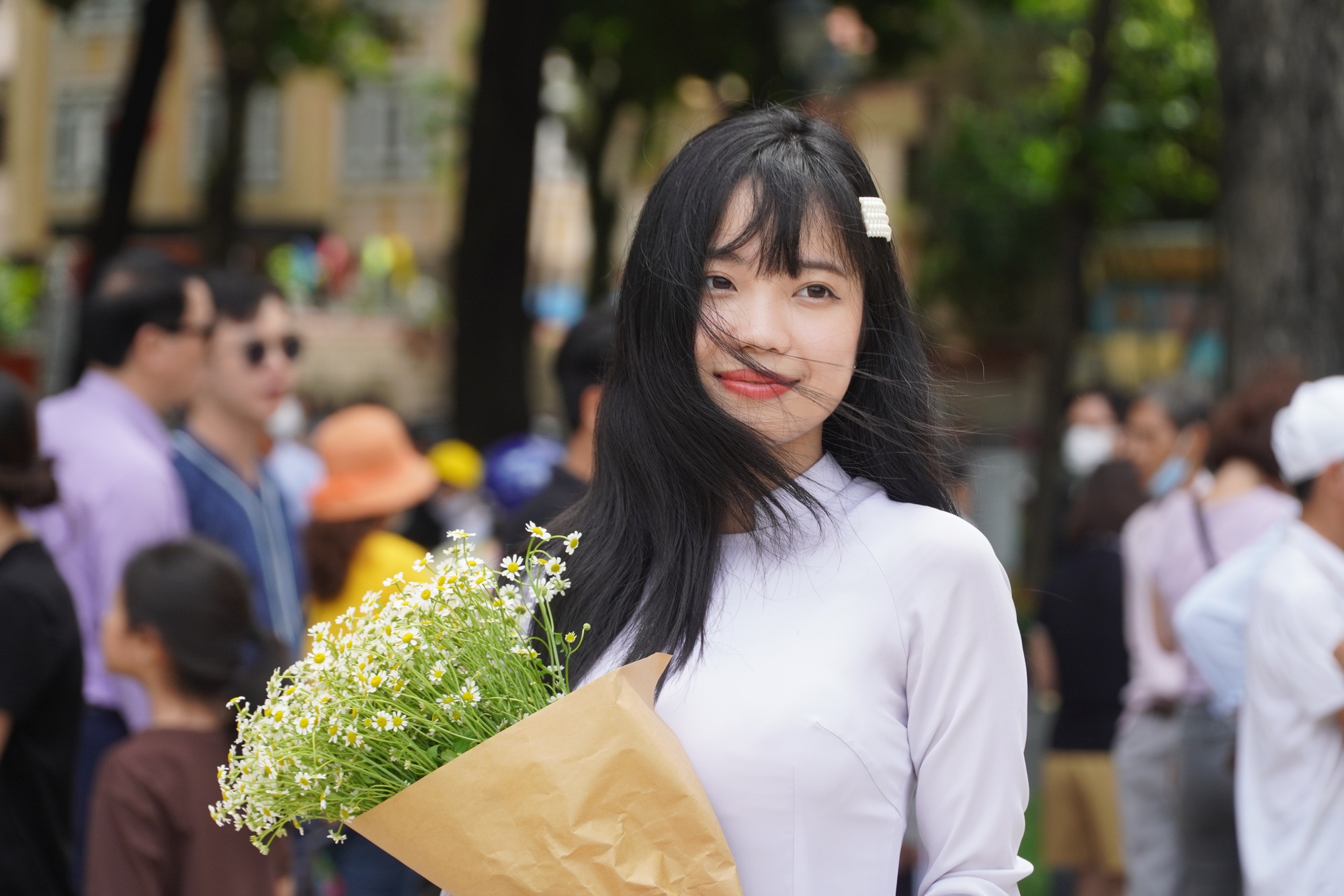 Nhiều nữ sinh mặc áo dài thăm quan di tích lịch sử dịp Quốc khánh 2-9 - Ảnh 4.