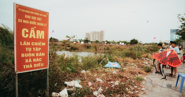 Thu Thiem kite field full of trash, visitors leave in dismay