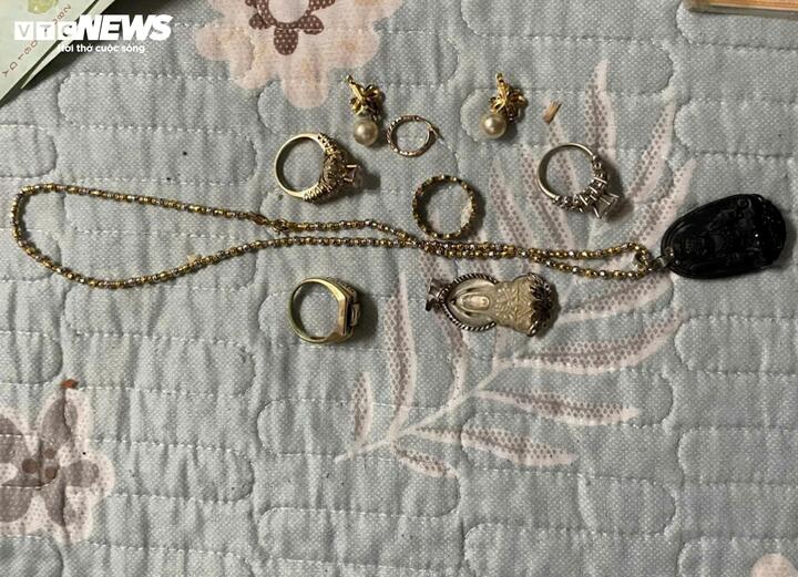 La Policía de la ciudad de Hue recuperó de las víctimas algunas joyas de oro de mala calidad que Truong, Phuc y Sang habían utilizado para defraudar. (Foto: CACC)