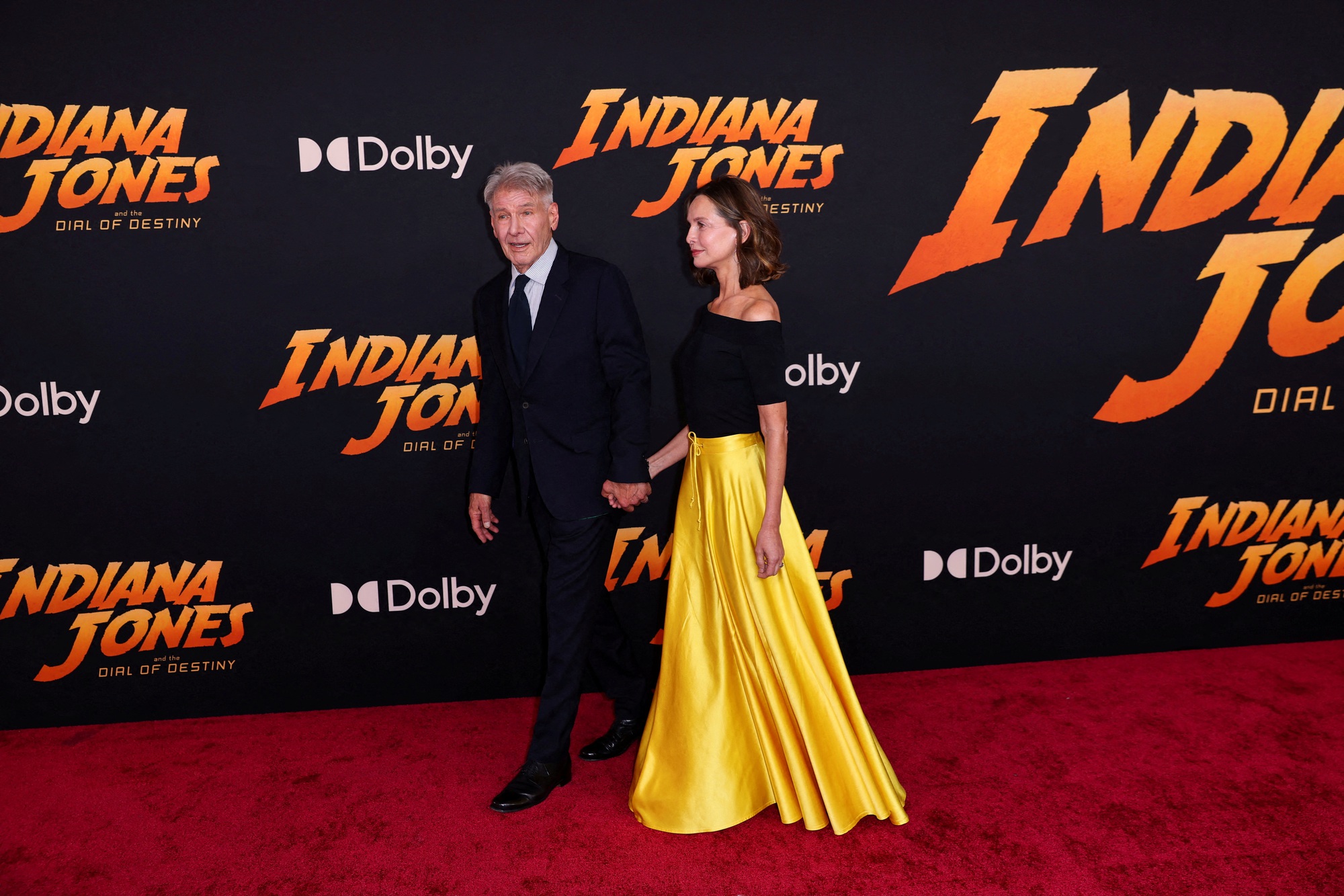 Tuổi 80, Harrison Ford vẫn phong độ cùng vợ trên thảm đỏ - Ảnh 3.