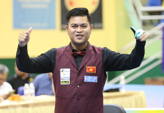 Thanh Tu was happy after defeating Thanh Tien in the final match on the evening of December 25 at Rach Mieu Stadium, Ho Chi Minh City. Photo: Duc Dong