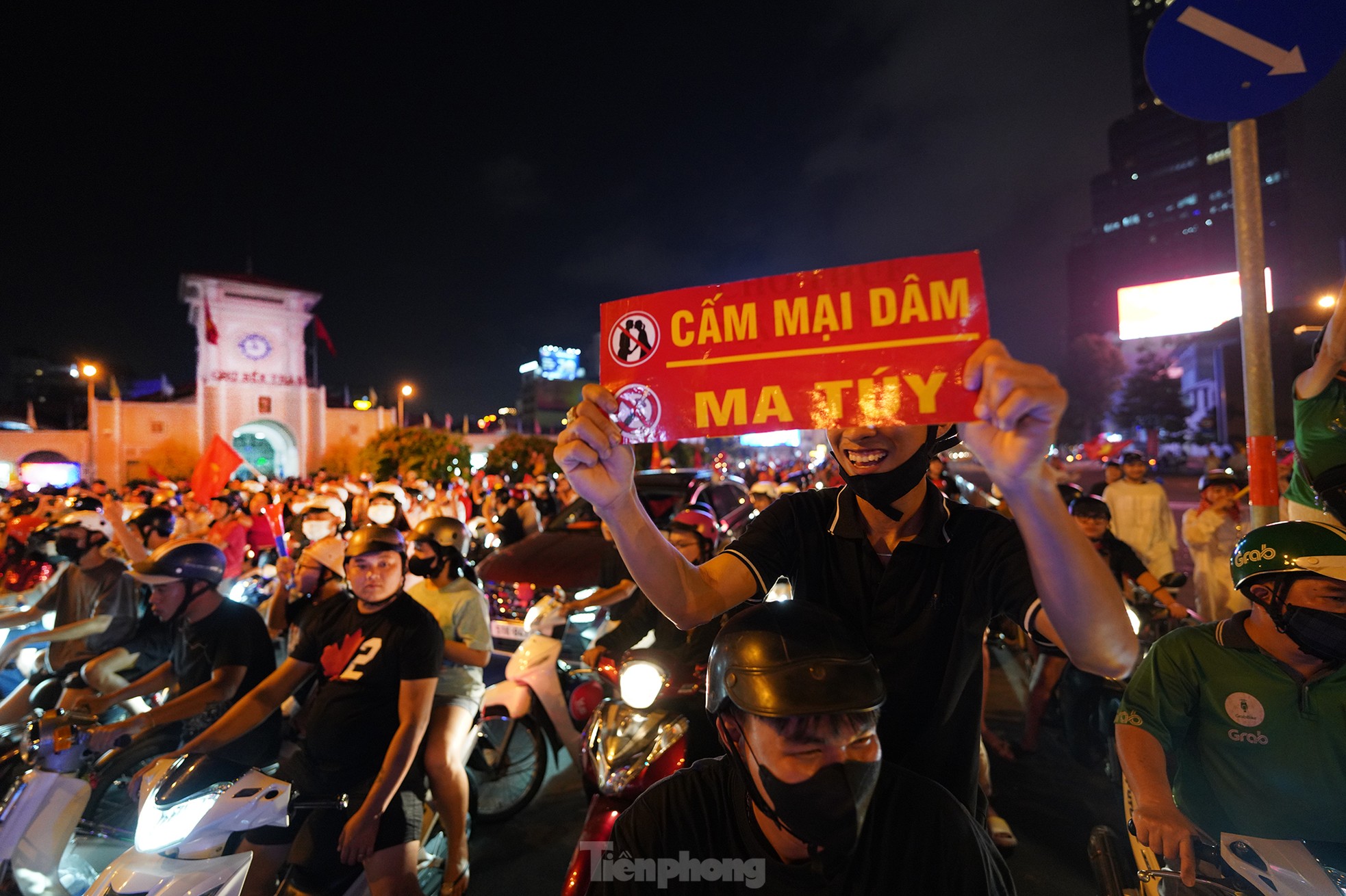 Les supporters d'Ho Chi Minh-Ville tachaient le marché de Ben Thanh et les rues centrales de rouge, photo 16