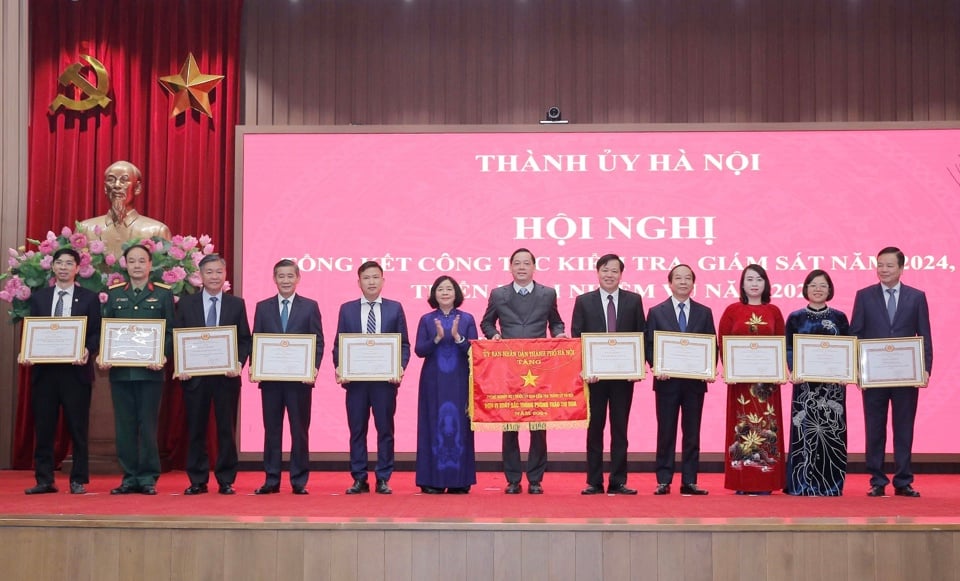 La secretaria del Comité del Partido de Hanoi, Bui Thi Minh Hoai, entregó certificados de mérito del Comité Permanente del Comité del Partido de Hanoi y banderas de unidades excelentes en el movimiento de emulación del Comité Popular de la Ciudad a los colectivos. 