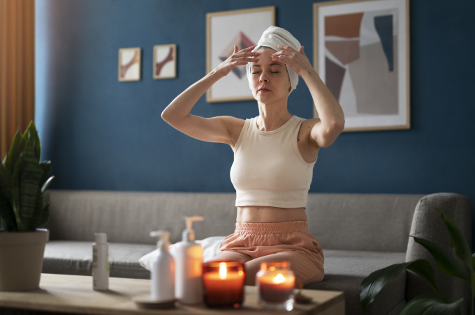 Yoga mặt không chỉ giúp thư giãn mà còn hỗ trợ mang lại làn da mịn màng và săn chắc. Ảnh: Freepik